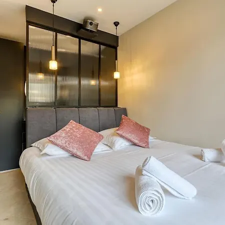 Montaigne Executive * Parigi