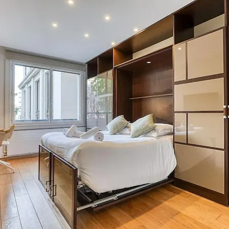 Montaigne Executive * Parigi