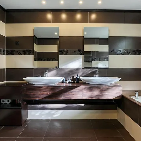 Montaigne Executive * Parigi