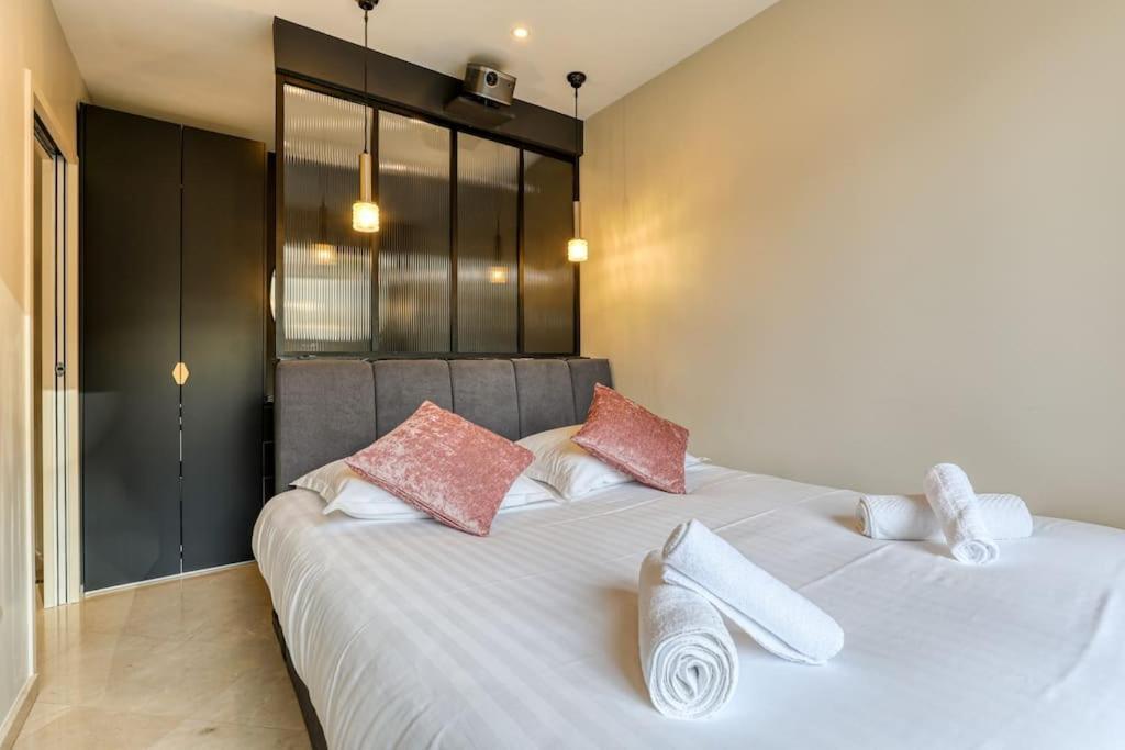 Montaigne Executive * Parigi
