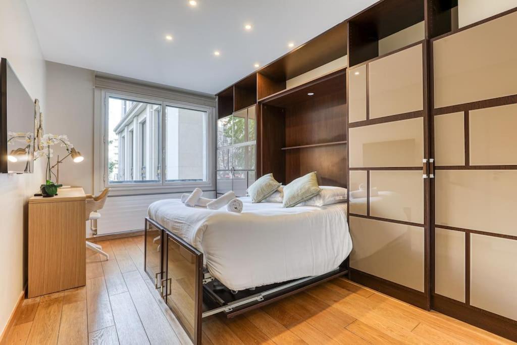 Montaigne Executive * Parigi