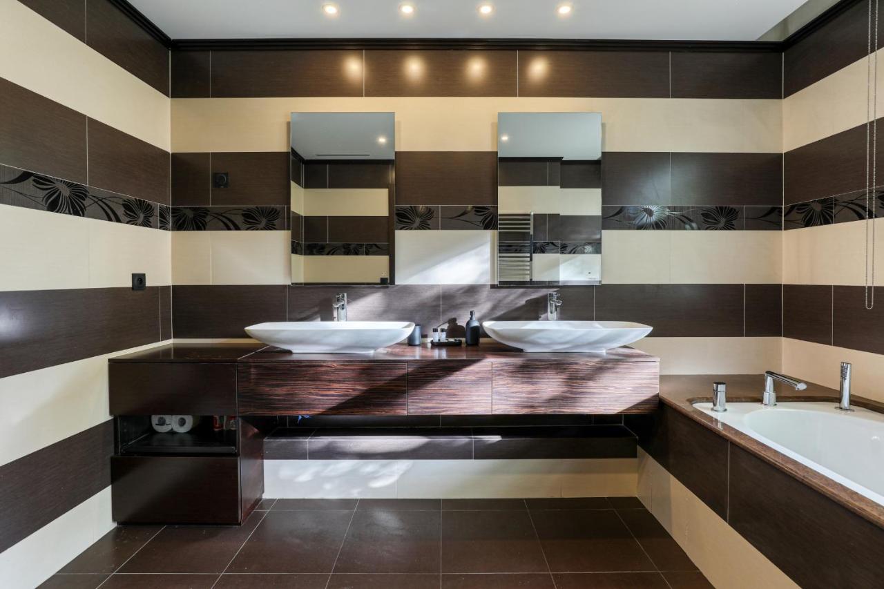 Montaigne Executive * Parigi